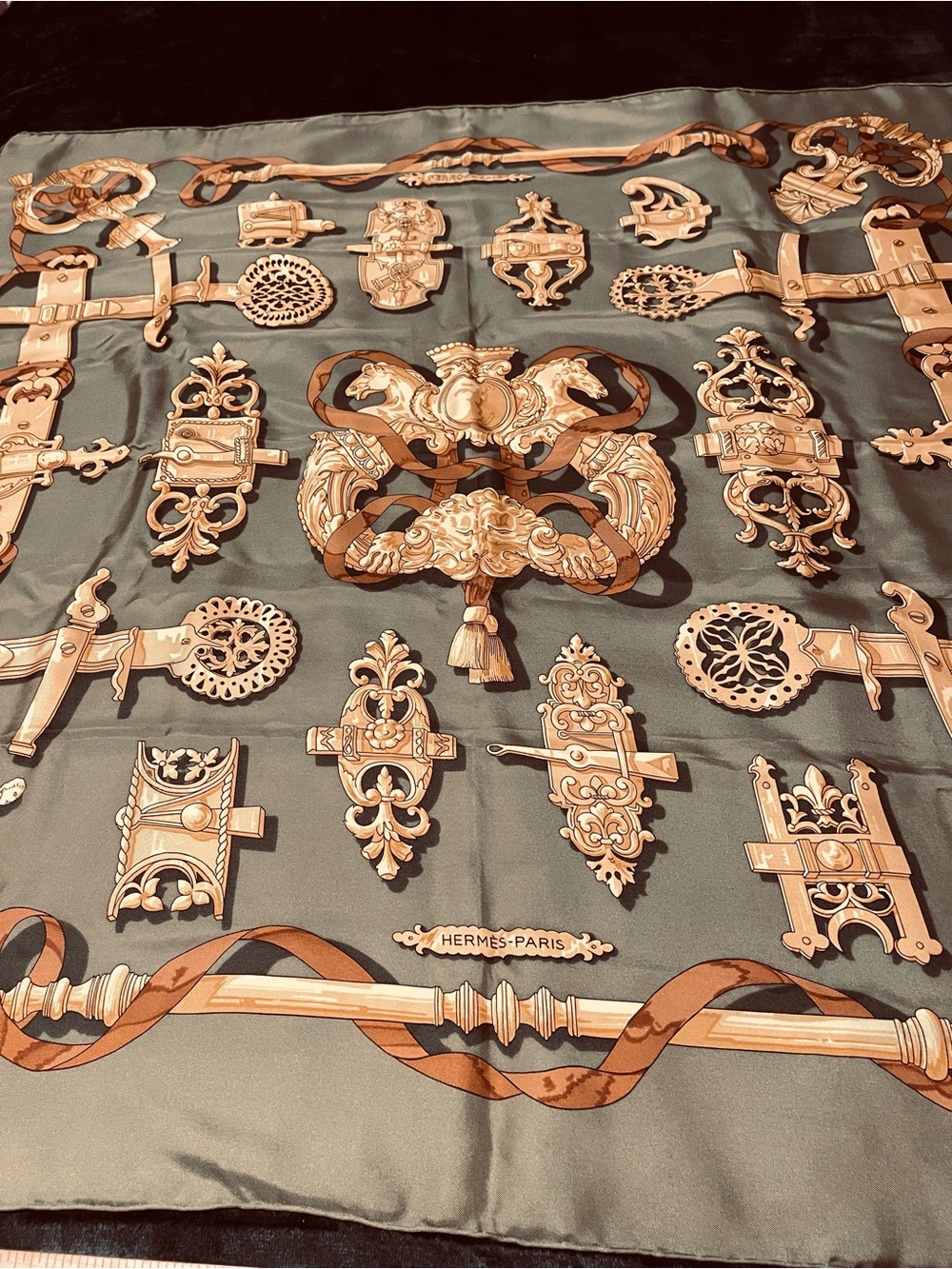 Ladies Silk Scarf in Olive Green
33”x33”
In excellent condition, hardly wore - Picture 3 of 6